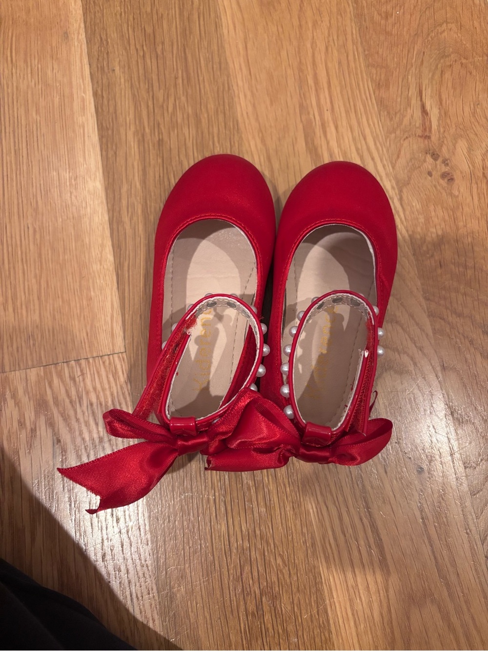 Kiderence silk, bow&pearl dress shoes. 6T.